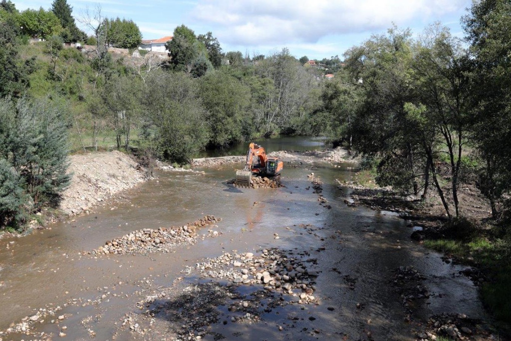 Obras no âmbito do projeto de Reabilitação Fluvial do Rio Ceira já começaram