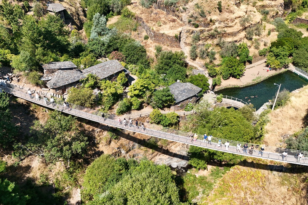 Nova ponte pedonal renova ligação entre margens em Foz d’Égua