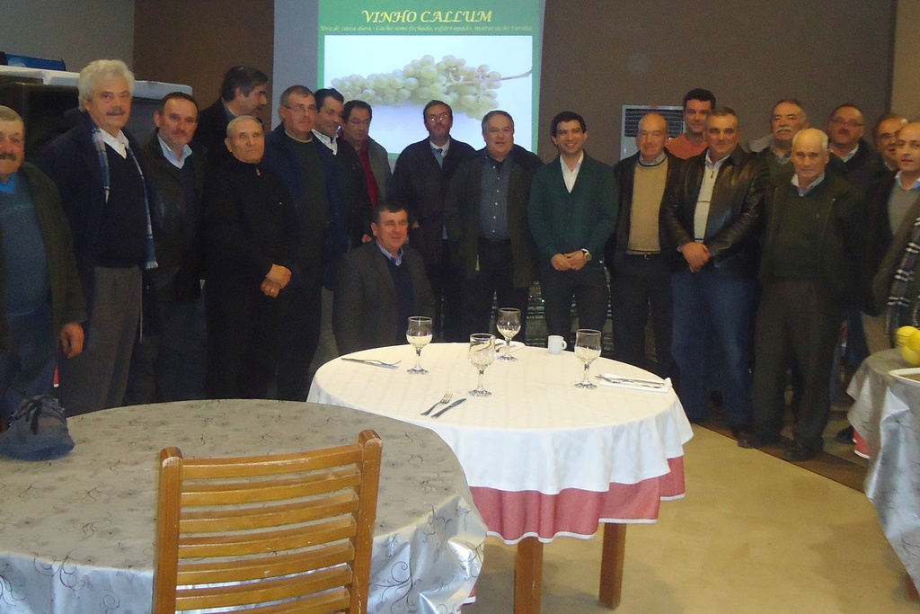 Produtores de Vinho Callum reúnem-se num jantar vínico