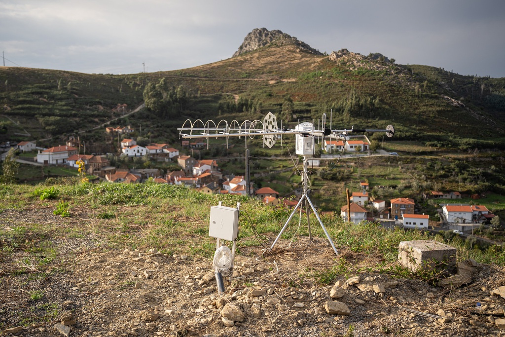 Protótipo de estação para comunicação de dados via satélite instalado em Fajão