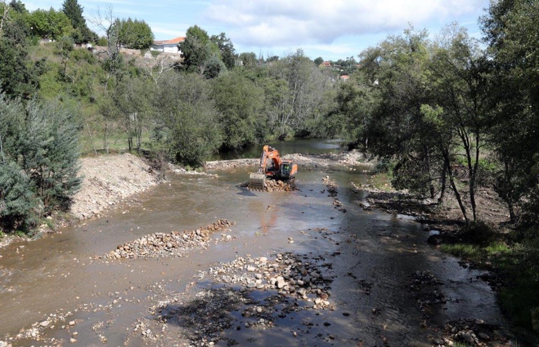 Obras no âmbito do projeto de Reabilitação Fluvial do Rio Ceira já começaram