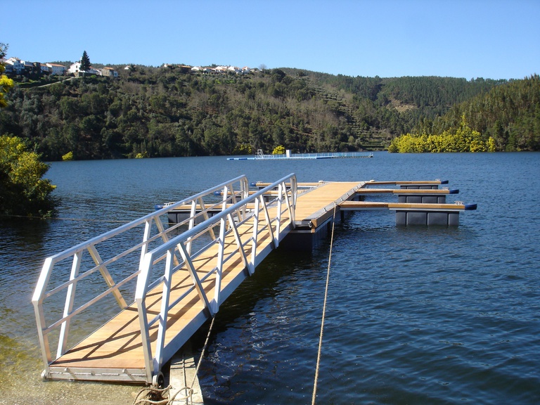Zona balnear de Álvaro com novo cais de embarque